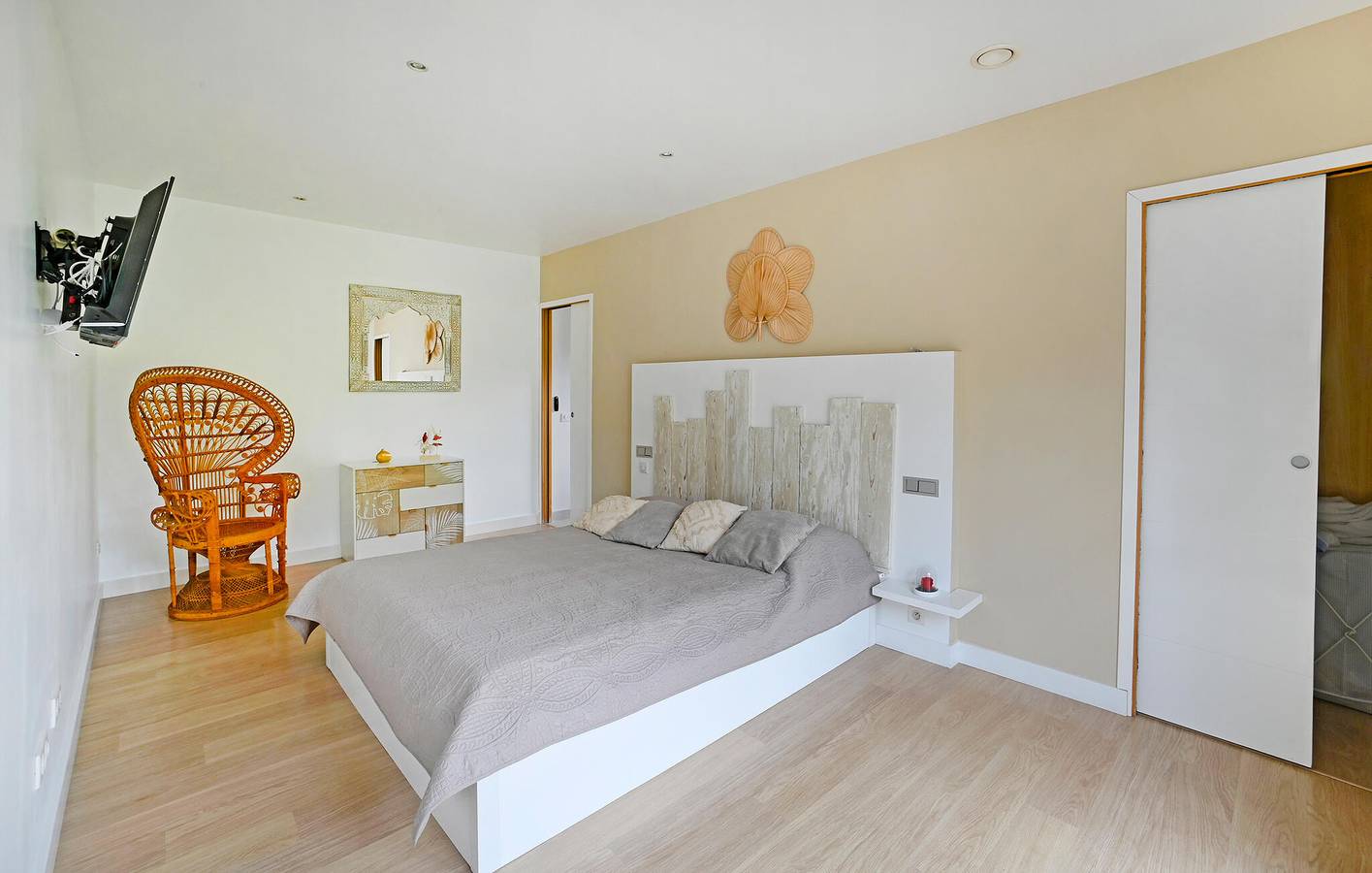 130 Quadratmeter Wohnung: Parkplatz, TV, Pool, Internet - Nähe Restaurants & Stadtzentrum in Saint-Laurent-des-Arbres, Nimes und Umgebung