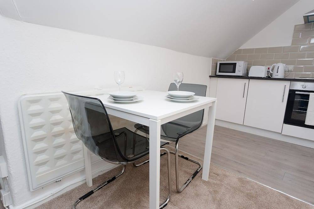Entire apartment, Leeds -One Bed Apartment sleeps 4 Kirkstall House in Leeds, West Yorkshire