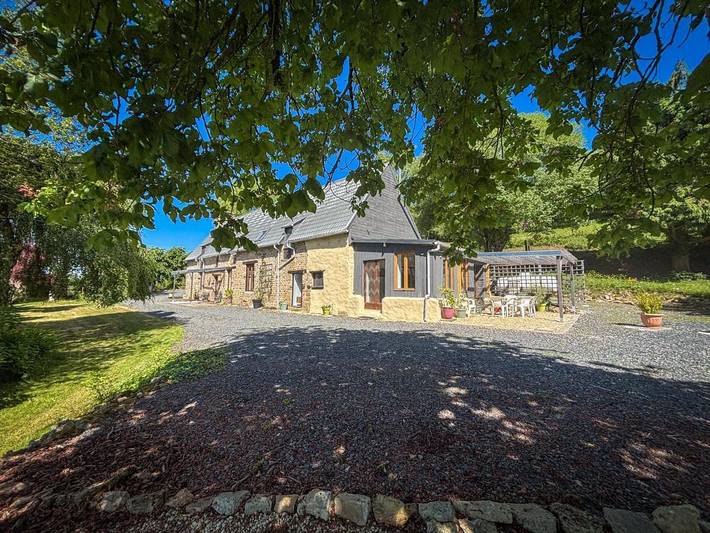 Location de vacances pour 8 personnes, avec Terrasse ainsi que Jardin et Vue à Montchamp