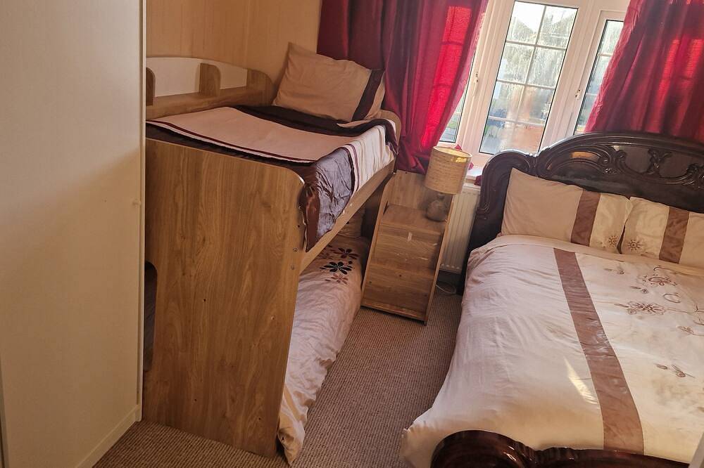 Beachside Family Home Sleeps 8 with Parking in Herne Bay, Kent