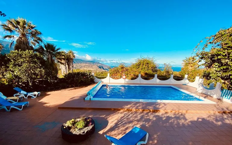 Chalet para 8 personas, con vistas además de jardín y piscina, Familias con niños - 1