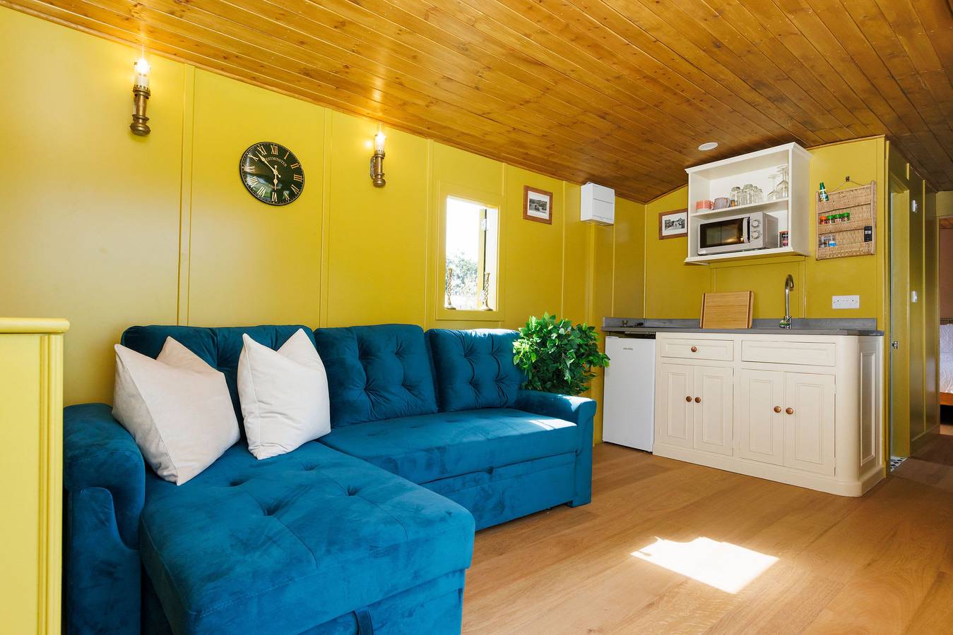 Beautifully Restored Carriage - Sleeps 6 in Earnley, West Sussex