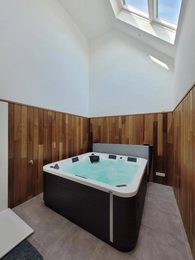 Maison familiale proche plages avec jacuzzi in Tréflez, Côte des Légendes