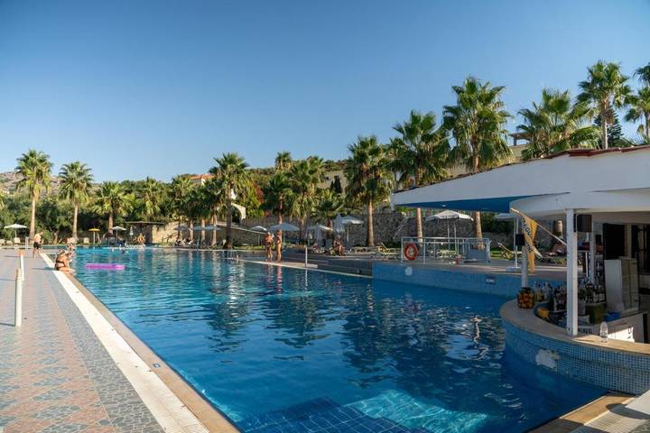 Hôtel pour 2 personnes, avec vue et piscine ainsi que bassin pour enfant et jardin