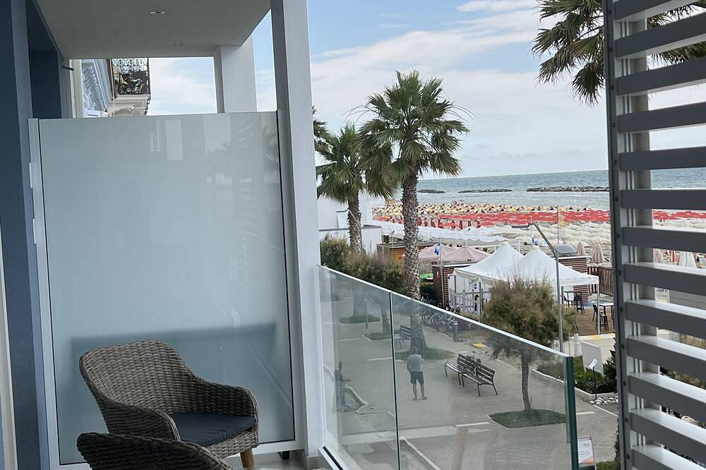 Appartamento intero, Appartamento fronte mare n5, ombrellone + due lettini inclusi in Cupra Marittima, Riviera delle Palme