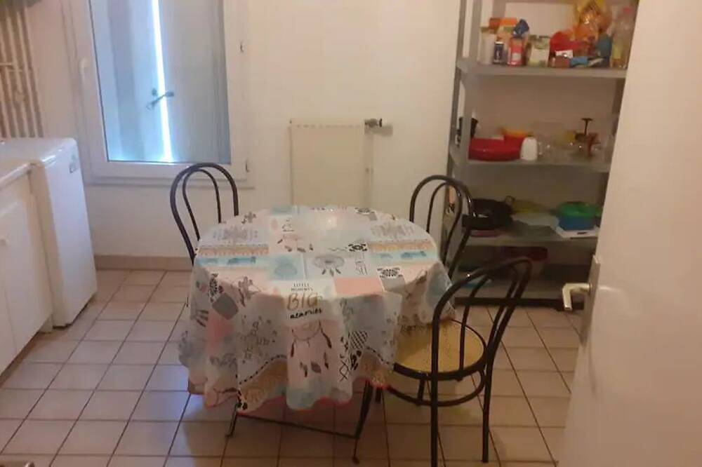 Appartement entier, Appartement de 50m2  simple et calme au dernier étage in L'Isle-d'Abeau, Région de La Tour-du-Pin