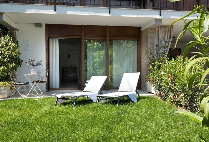 Appartamento intero, Appartamento "Garden Vill" con giardino, terrazza e Wi-Fi in San Benedetto (Peschiera del Garda), Peschiera del Garda