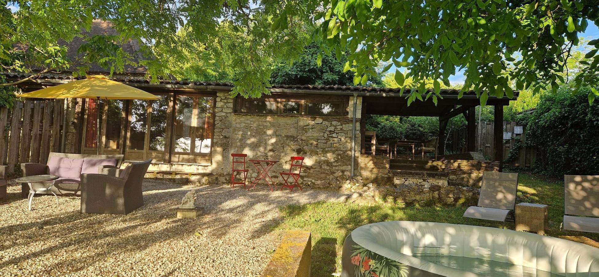 Gîte romantique Cezanne avec jacuzzi, deux terrasses et coucher de soleil en Lot-et-Garonne in Douzains, Région de Villeneuve-sur-Lot