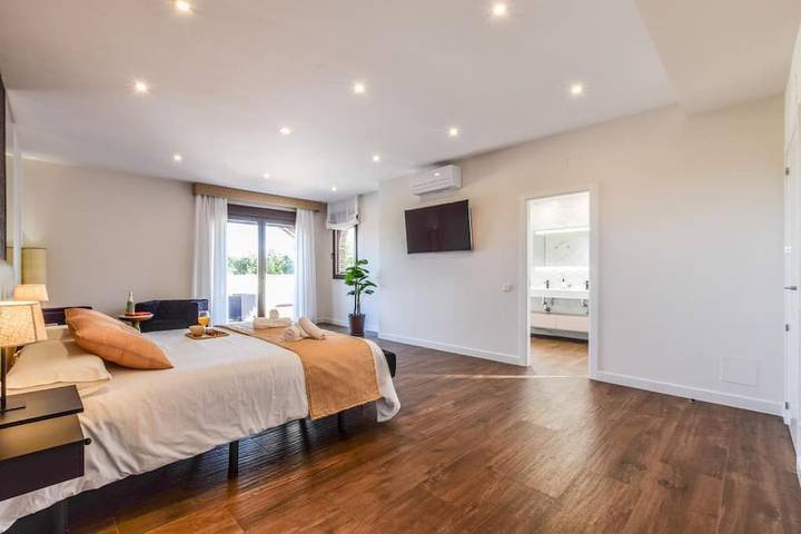 Casa rural para 12 personas, con piscina además de jardín y vistas, Se admiten mascotas en Layos - 2