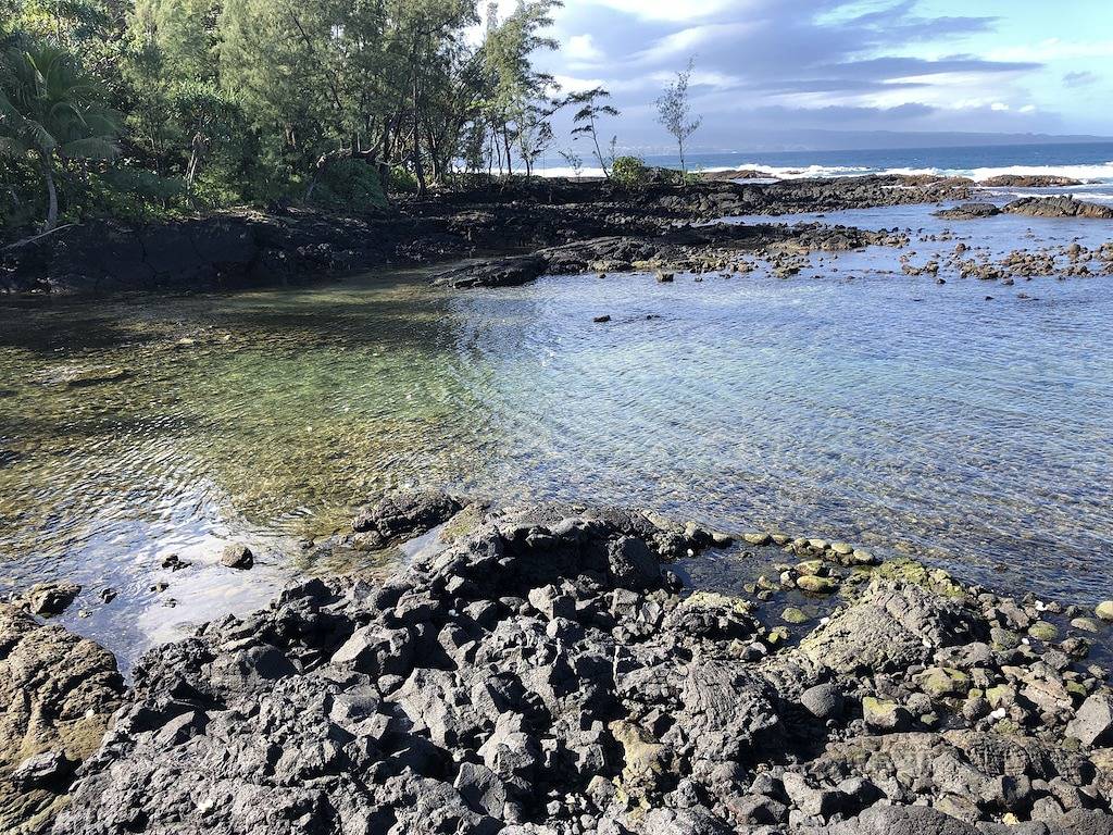Privathaus auf der anderen Straßenseite vom Strand entfernt. Nur wenige Minuten von der Innenstadt von Hilo entfernt in Hilo, South Hilo