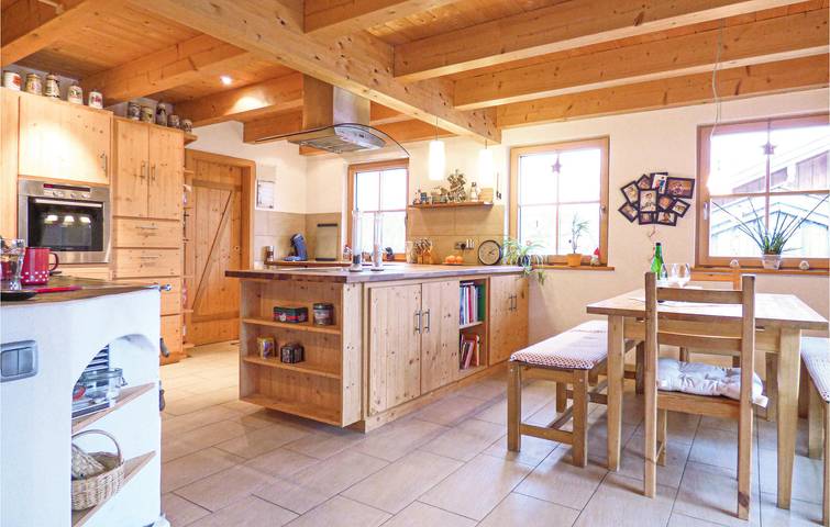 Ganze Ferienwohnung, Charmante 130qm Wohnung, Parkplatz, Terrasse, WiFi in Fischbachau, Bayerische Alpen