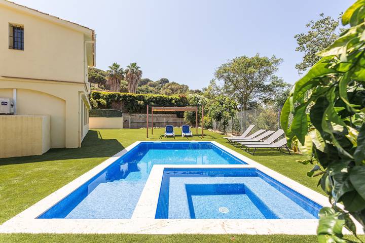Maison de vacances pour 14 personnes, avec jacuzzi ainsi que bassin pour enfant et jardin à Canyelles