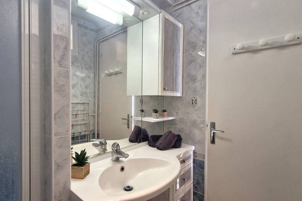 Appartement entier, Royan - un réveil face à la mer pour ce Studio au charme Rustique - Plage du Pigeonnier in Pontaillac, Royan