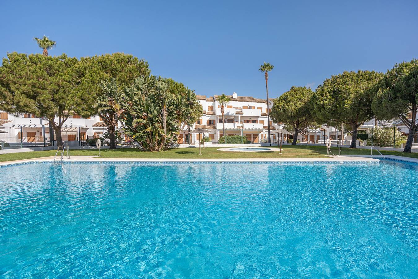 Ganze Wohnung, Apartment 'Brisa De La Barrosa 1' mit Gemeinschaftspool, privater Terrasse und Klimaanlage. in Playa La Barrosa, Chiclana de la Frontera