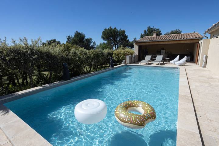 Location de vacances pour 12 personnes, avec jardin et terrasse à Cabrières-d'Avignon