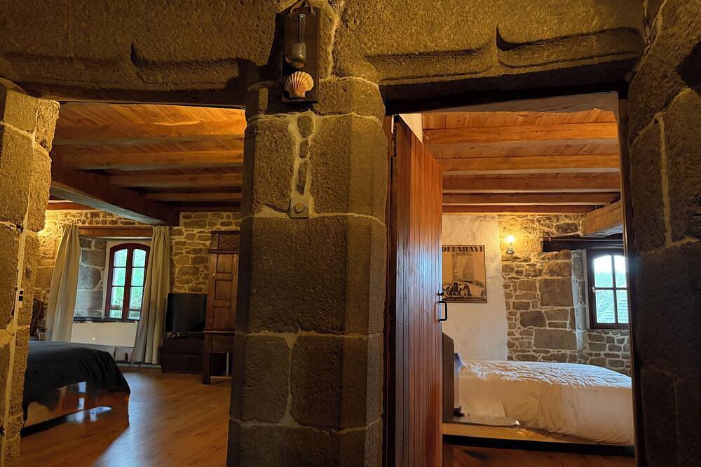 Manoir breton du Xvème siècle - 4 chambres - 3 sdb - Wifi - 8 personnes in Plounérin, Région de Lannion