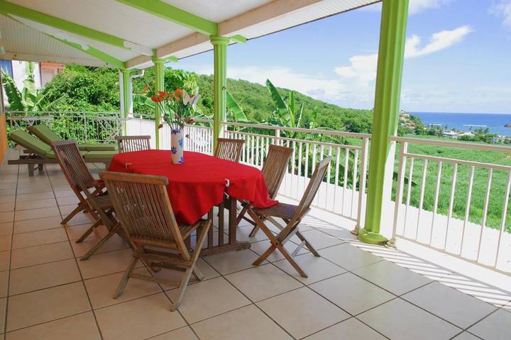 Villa pour 6 personnes, avec piscine ainsi que terrasse et vue