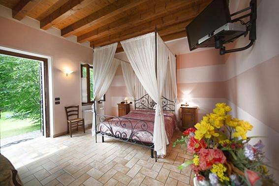Privatzimmer für 4 Personen, mit Balkon und Terrasse sowie Garten und Ausblick in Monzambano