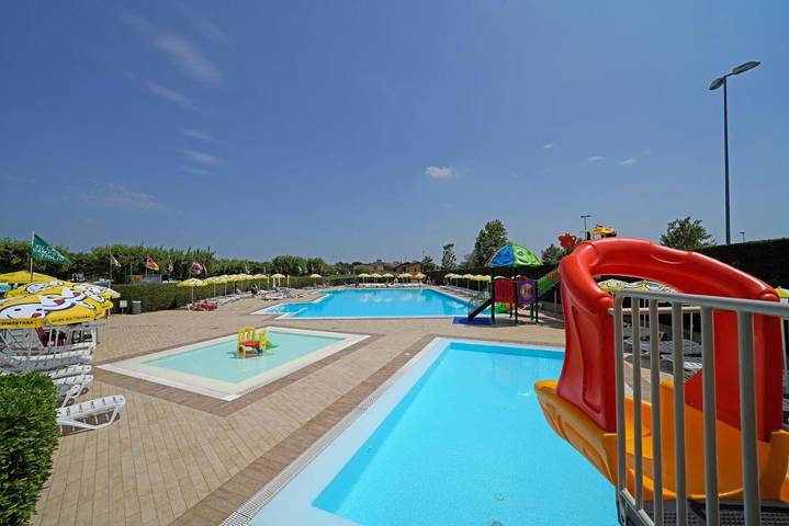 Bungalow für 5 Personen, mit Pool und Garten sowie Balkon in Sirmione - 2