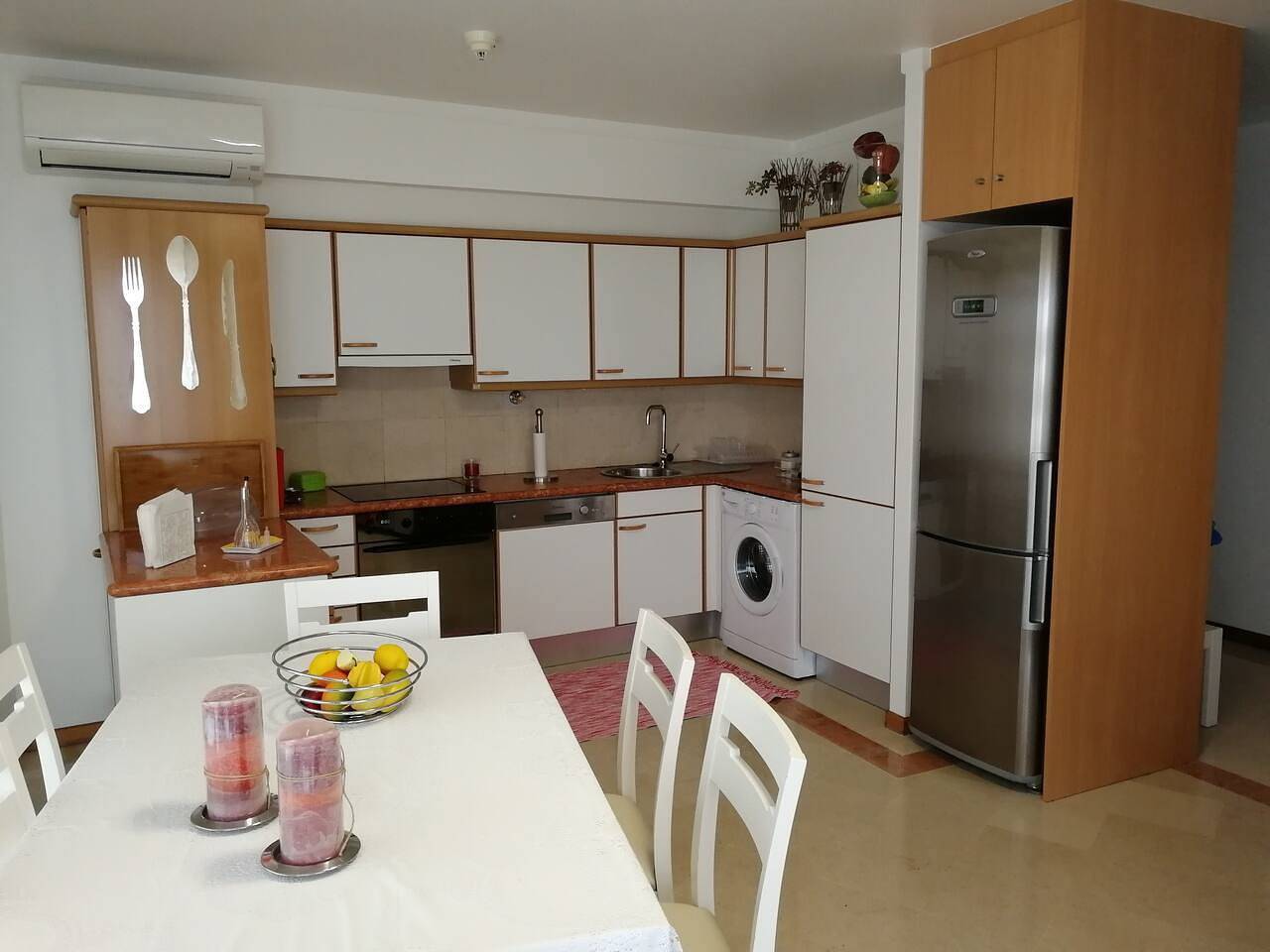 Entire vacation apartment, 2 Bed Flat - Sleeps 4 - Parking - Wifi in Praia da Nazaré, Nazaré