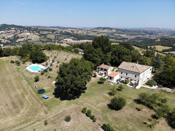 Rustico per 4 persone, con Terrazza e Giardino nonché Piscina e Panorama nelle Marche