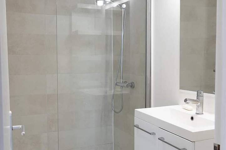 Appartement entier, New ! 2 Pieces Design,  Centre ville, 200 m plages, climatisé in Menton, Côte méditerranéenne (France)