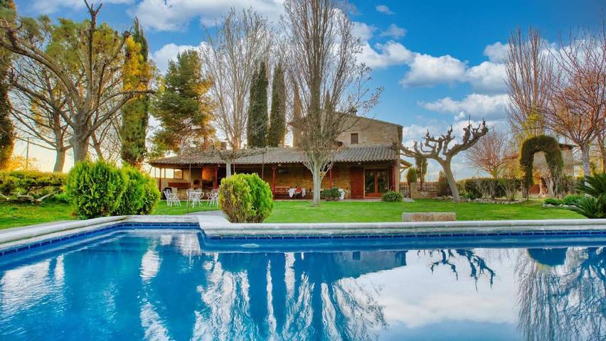 Chalet pour 12 personnes, avec Balcon et Terrasse ainsi que Jardin et Piscine