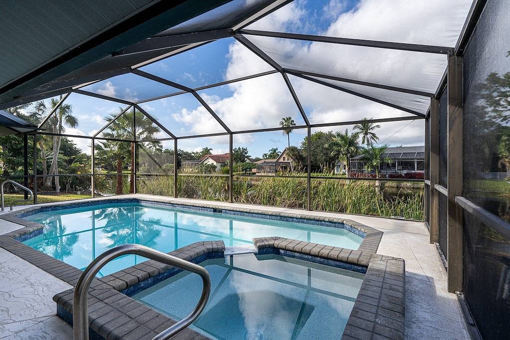 Heated Saltwater Pool, Spa, Water Views, Beach| 14927 Sunseeker in Iona, Southwest Florida