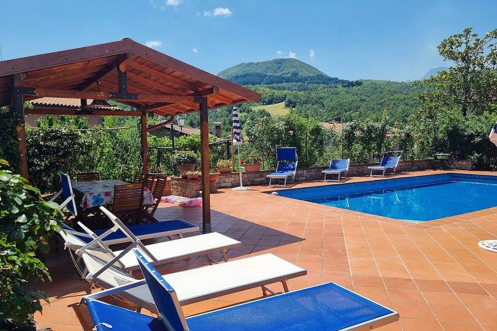 Villa Piazza, privater solarbeheizter Pool, zu Fuß zu allen Einrichtungen! Wifi in Piazza al Serchio, Garfagnana