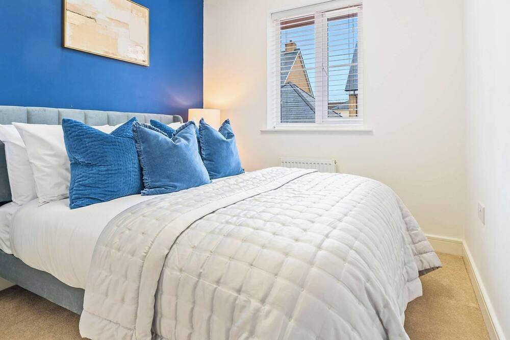 New Farnborough Air Show House, X2 Free Parking in Rushmoor, Hampshire