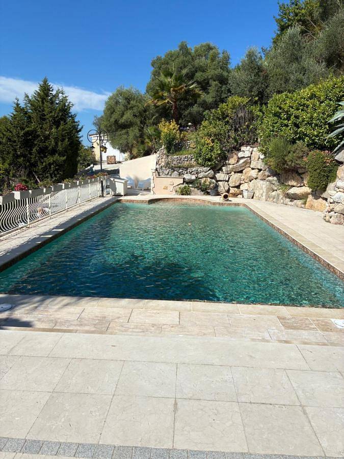 Chambre d’hôte pour 2 personnes, avec vue ainsi que piscine et jardin à Saint-Jeannet