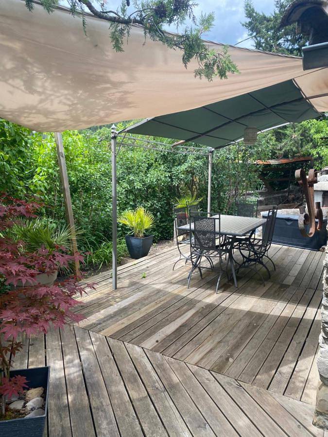 Location de vacances pour 3 personnes, avec jardin ainsi que vue et terrasse à La Robine-sur-Galabre