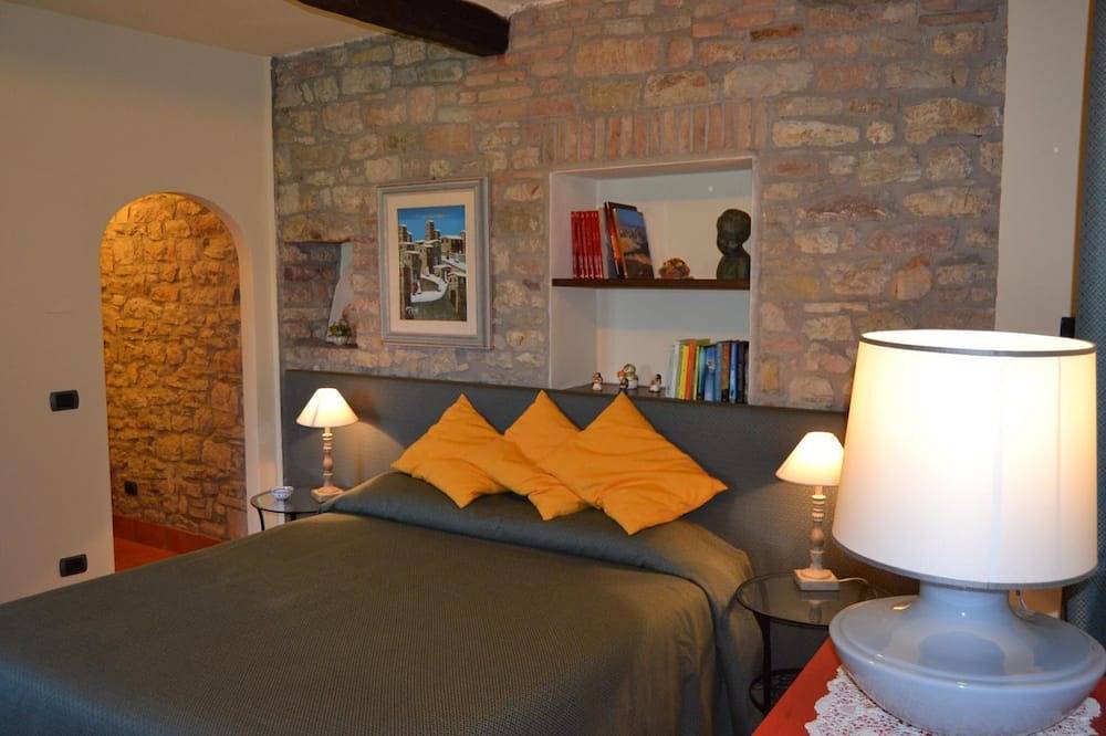 Altes Steinhaus mit Garten in Corciano, Provincia de Perugia