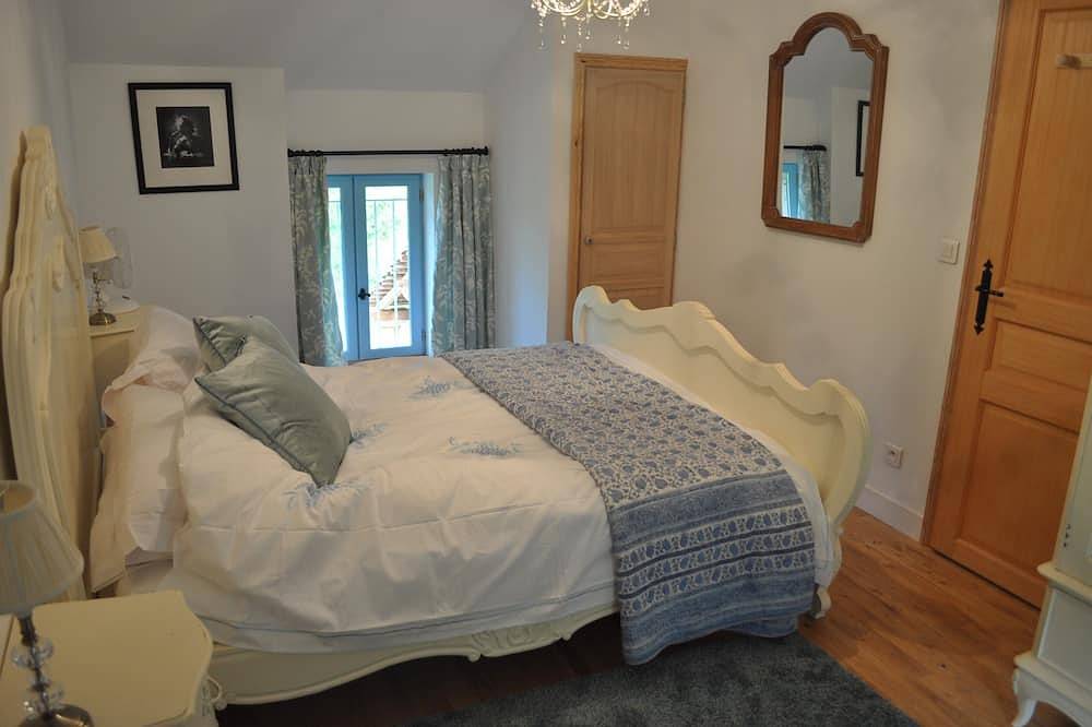 Dordogne exclusive 5 bed gite | Heated pool 4acres near Sarlat Domme | Sleeps 10 in Saint-Pompont, Périgord Noir