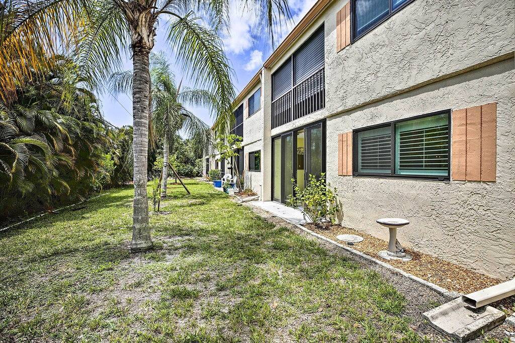 Ganze Wohnung, Cheery Condo with Pool Access: 3 Miles to Beach! in Iona, Southwest Florida