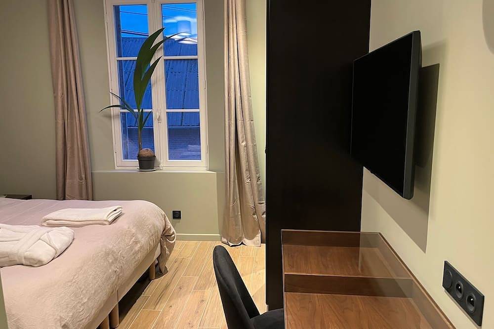 Appartement entier, Chambre double avec salle de bain in Villers-Cotterêts, Aisne