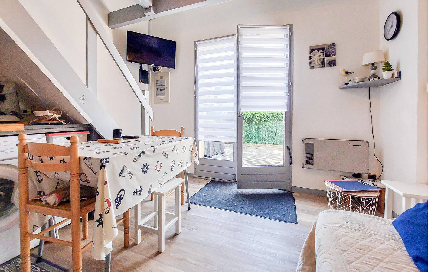 Beachside Apartment with Pool and Garden, 2km from Beach in La Palmyre, Les Mathes
