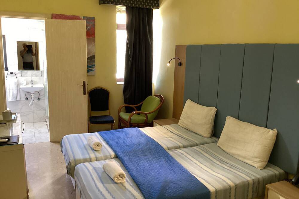 Triple bed & breakfast with Ac and Wifi with pool and indoor pool in Naxxar, Malta Island
