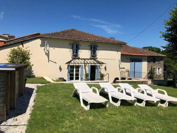 Location de vacances pour 7 personnes, avec piscine et jardin à Lesterps - 2