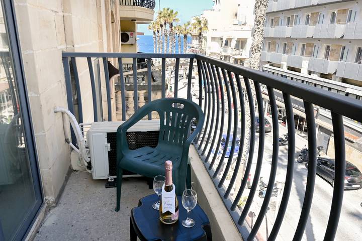 Hôtel pour 2 personnes, avec Vue sur l’océan et Balcon ainsi que Terrasse et Bassin pour enfant dans St. Paul's Bay