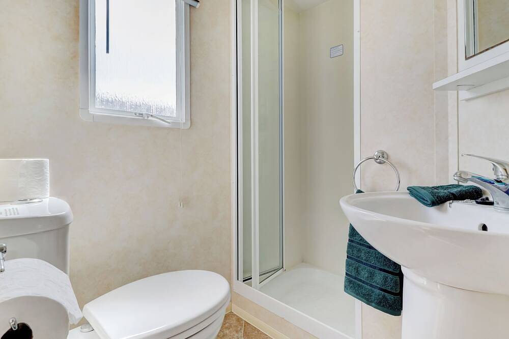 2 bedroom accommodation in Hayling Island in Hayling Island, Havant