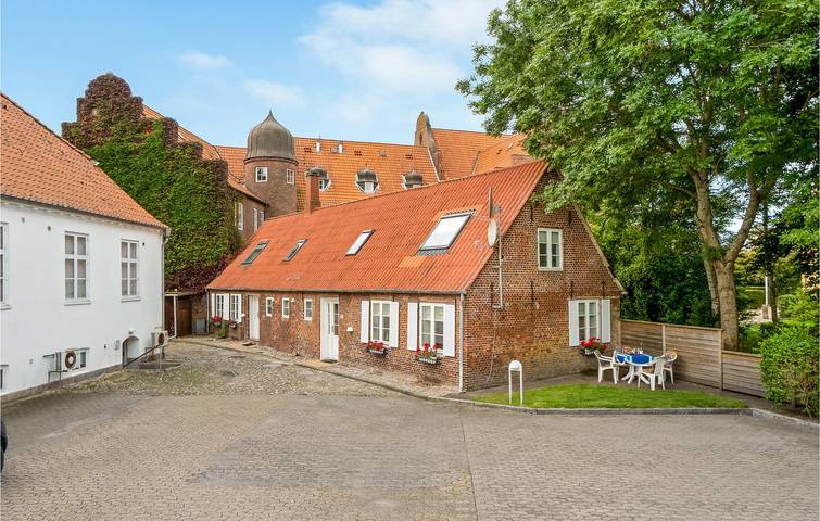 Ferieudlejning for 6 personer, med Terrasse og Have i Tønder