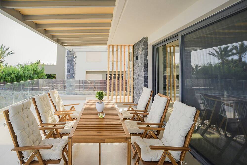 Seafront 4-bedroom Villa Grand Blue in Mavros Kolimpos with lovely sea views! in Achlia, Kreta Süden