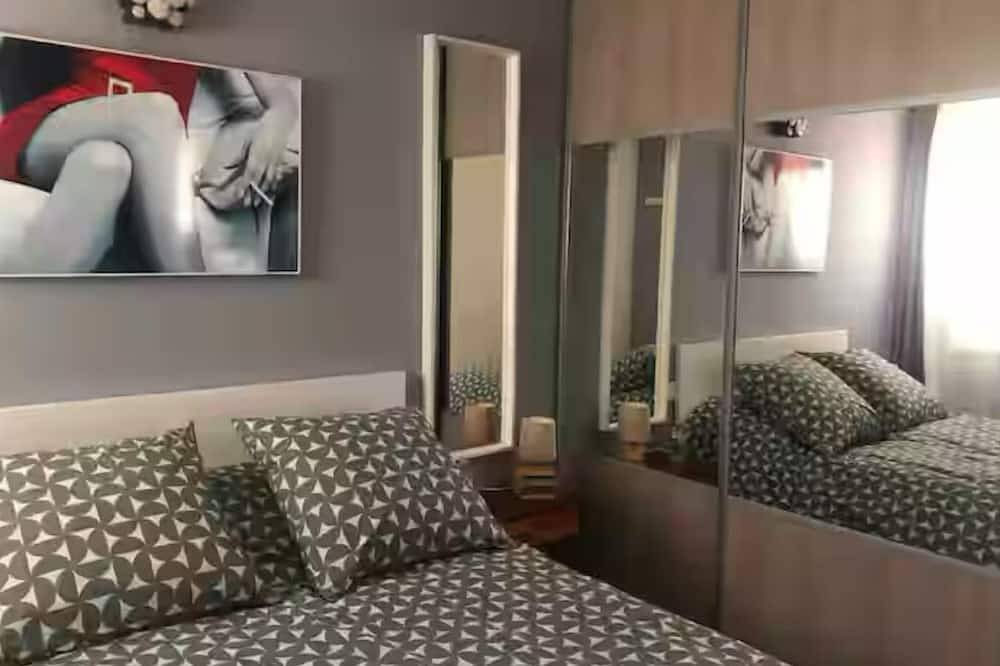 Entire apartment, Stylish apartment with terrace 50 m from the arena in Bayonne, Bayonne region