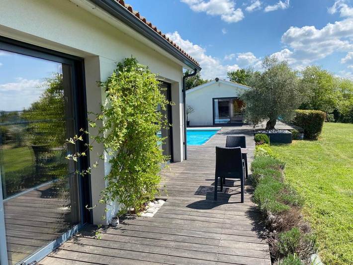Location de vacances pour 8 personnes, avec piscine ainsi que vue et jardin à Bourg - 4