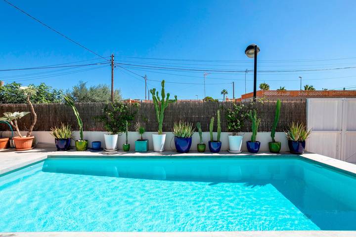 Villa La Paloma – Villa moderna con piscina privada a solo 350 m del mar in Platja de l'Amerador (el Campello), Campello