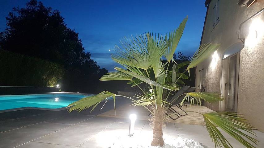 Location de vacances pour 8 personnes, avec Terrasse et Jardin ainsi que Piscine et Vue dans le Jura