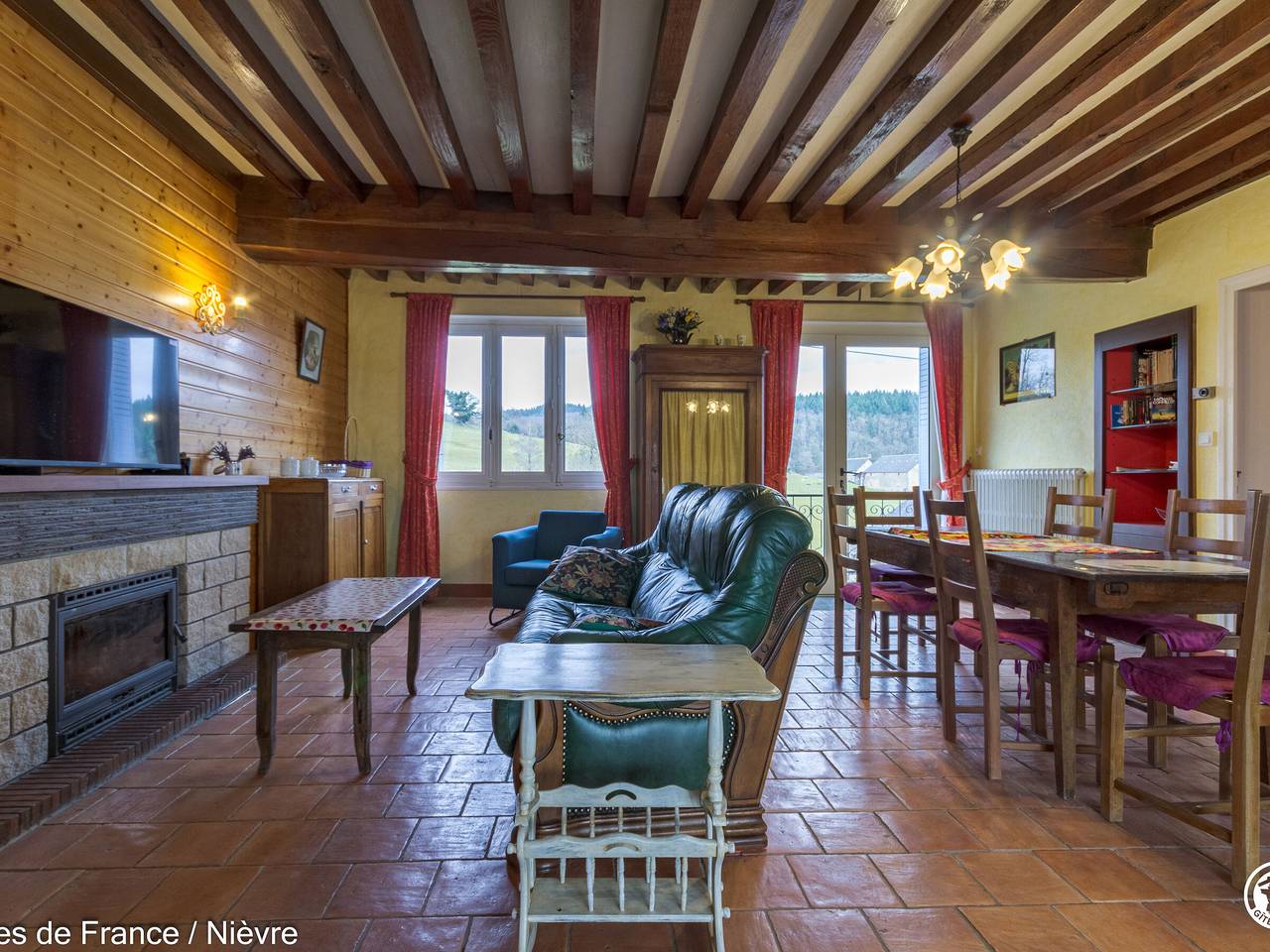 Gîte voor 6 personen met terras in Saint-Péreuse, Natuurpark Morvan