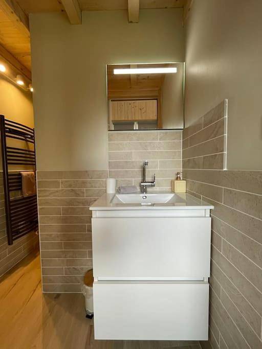 Appartement entier, Le petit chalet de la Ronzière de Miss K in Cormoranche-sur-Saône, Région de Bourg-en-Bresse