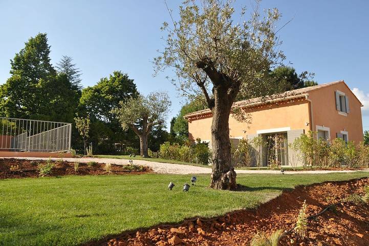 Gîte pour 6 personnes, avec Jardin et Piscine à Roussillon